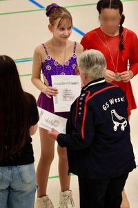 Sarah wird Medaille und Urkunde &uuml;berreicht